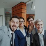 Codzienna przewaga w pracy: 9 mikro-nawyków, które budują niezachwianą pewność siebie
