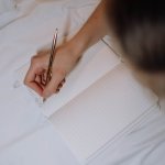 Wieczorny reset głowy: 7 rytuałów, które uporządkują myśli i ułatwią zasypianie