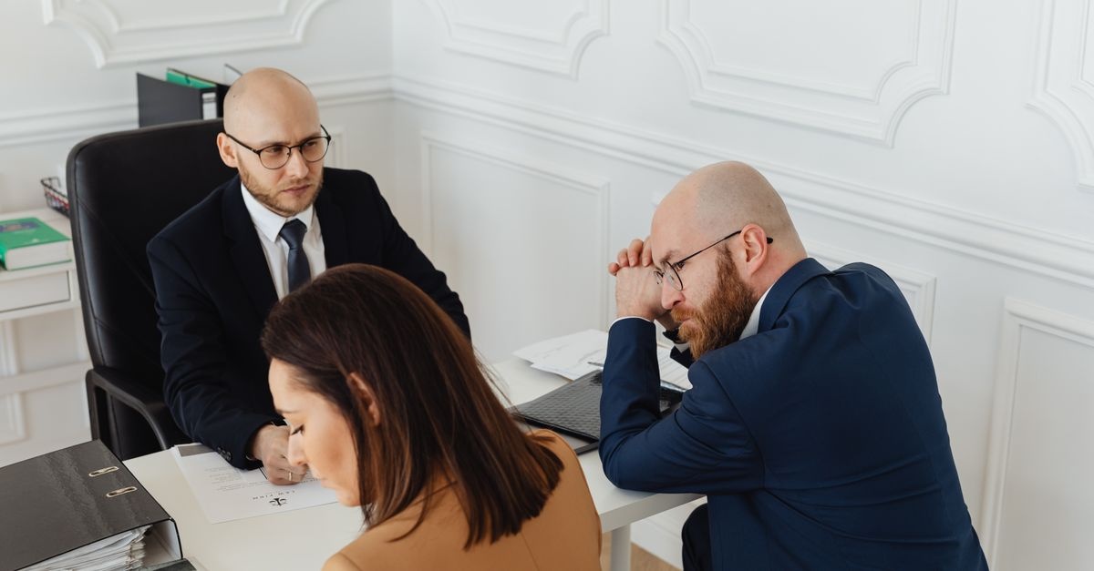 Ciche pożegnanie z etatem: jak odejść z pracy spokojnie, z klasą i bez palenia mostów