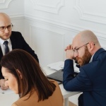 Ciche pożegnanie z etatem: jak odejść z pracy spokojnie, z klasą i bez palenia mostów